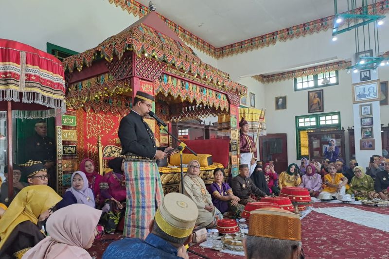 Tiba di Palopo, Anies Disambut Ritual Adat <i>Mappasebbi</i>