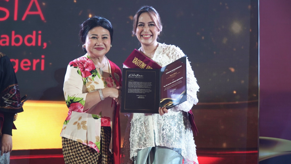 Plt Kepala Departemen Komunikasi Perusahaan PT Pegadaian Riana Rifani mendapat penghargaan Top 50 Kartini Humas Indonesia (Foto:Dok.Pegadaian)