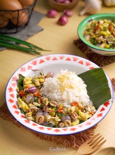 Simak menu telur yang ditambah dengan cumi. Dijamin bikin tambah nasi deh! (Foto: Dok. Endeus TV)