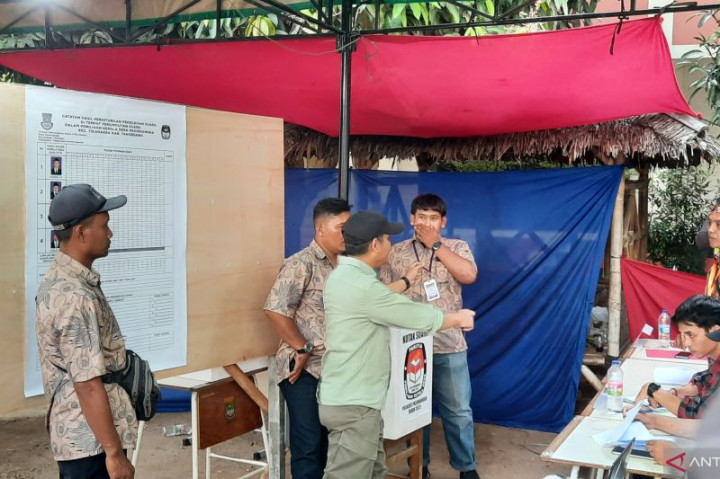 Asap Misterius Keluar dari Kotak Suara Pilkades Tangerang