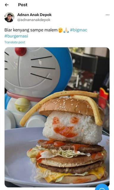 Ini bukti warga +62 itu kreatif, salah satunya makan burger dengan nasi. (Foto: Dok. @adnananakdepok)