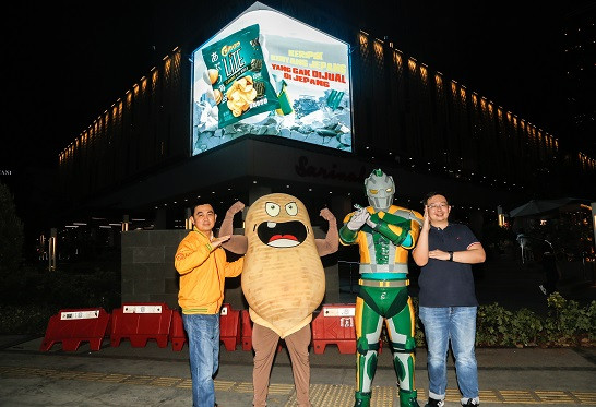Tampilan videotron Chitato Lite - Aburi Seaweed di Sarinah, Jakarta. (Foto: Dok. Istimewa)