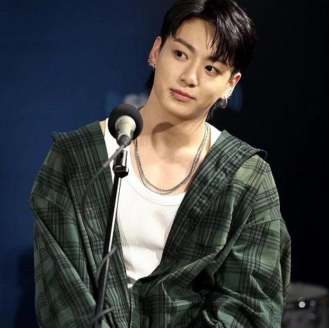 Jungkook BTS Asyik Pakai Lip Balm saat Live Weverse, Netizen: Auto Sold Out Diburu ARMY!