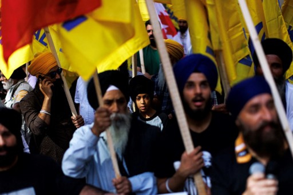 Sekelompok pengunjuk rasa Sikh berdemo di luar gedung misi diplomatik India di Toronto, Kanada, 25 September 2023. (Cole BURSTON / AFP)