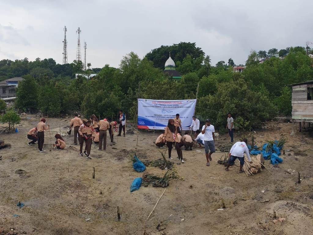 Penanaman 1.500 pohon mangrove di Batam, Kepulauan Riau, oleh PIS. Foto: dok PIS.