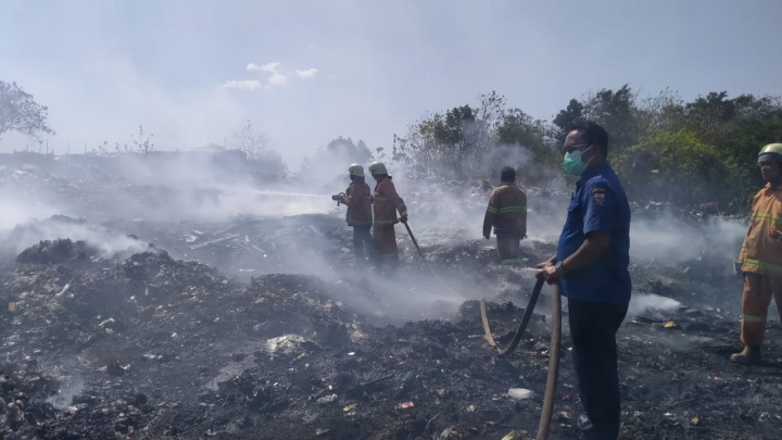 Sempat Padam, Api di TPA Kopiluhur Cirebon Kembali Berkobar