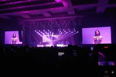 Konser di Jakarta, NIKI Nyanyikan 