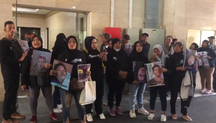 Pelaporan Korban Kanjuruhan ke Bareskrim Diwarnai Emosi dan Air Mata