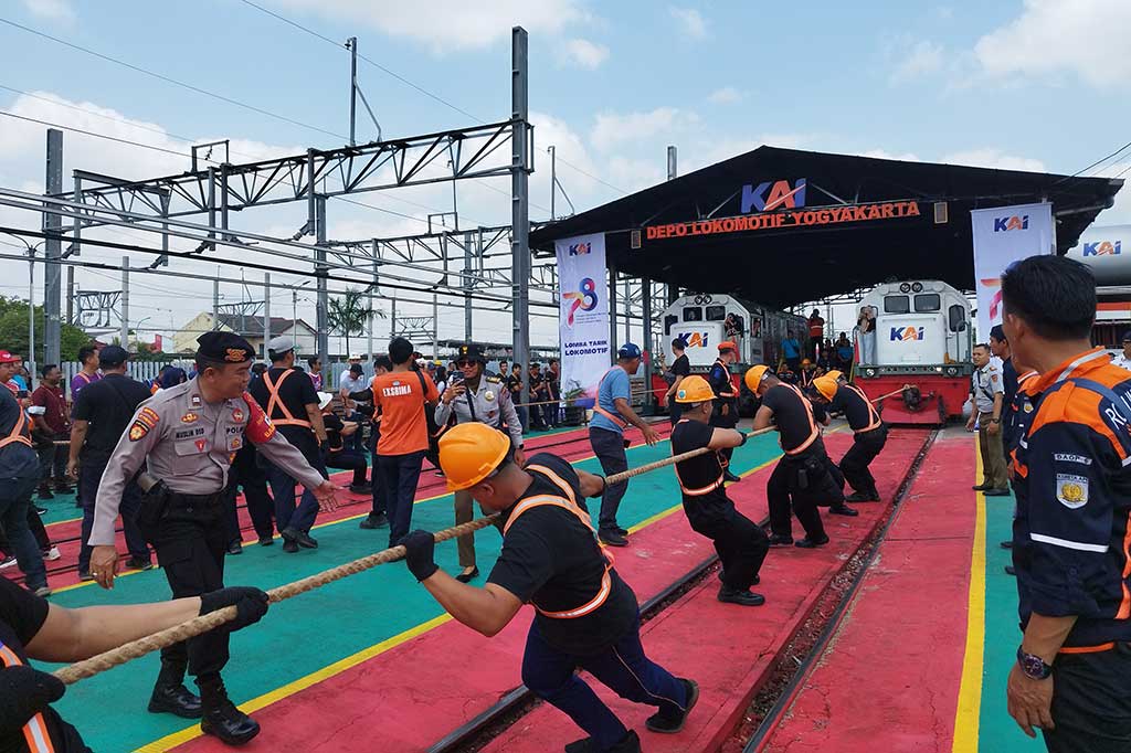 Menonton Pegawai KAI hingga Awak Media Lomba Tarik Lokomotif