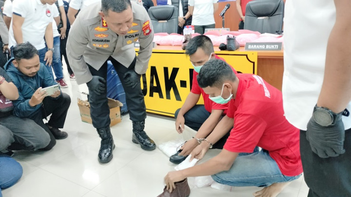 Selundupkan Sabu 1,5 Kg di Sepatu, 2 Pelaku Ditangkap