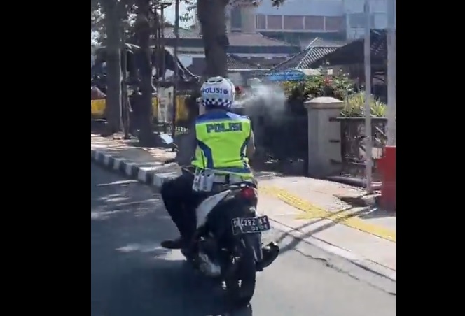 Viral Polisi Naik Motor Sambil Merokok Intip Sanksi Dan Ancaman Dendanya 