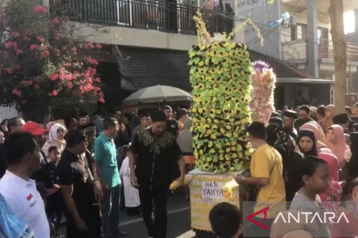 Muslim di Bali Rayakan Maulid Nabi dengan Pawai hingga Megibung