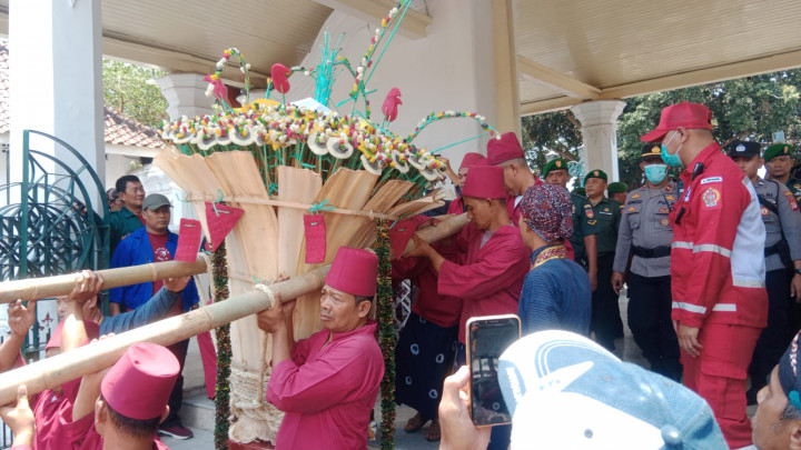 Lansia hingga Anak-anak Berebut Gunungan Grebeg Maulud di Yogyakarta