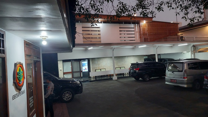 Rumah Dinas Mentan Dijaga Polisi dengan Laras Panjang, Ada Apa?