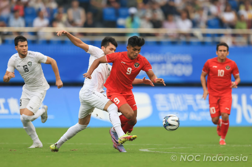 Suasana laga Uzbekistan vs Indonesia pada babak 16 besar Asian Games 2022. (Foto: NOC Indonesia/Naif Al'as)