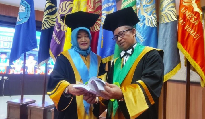 Bikin Iri! Suami Istri Dikukuhkan Jadi Guru Besar di Unesa, Ini Resepnya