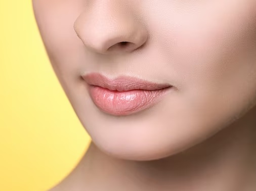 Jika bibir terasa kencang dan kasar artinya moisture barrier pada kulit bibirmu mengalami kerusakan. (Foto: Ilustrasi. Dok. Freepik.com)