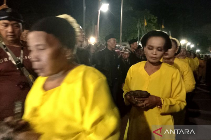 Keraton Kanoman Cirebon Gelar Tradisi Panjang Jimat di Peringatan Maulid Nabi