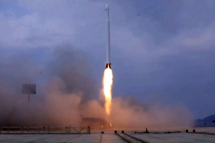 Iran Sukses Luncurkan Satelit Militer Baru