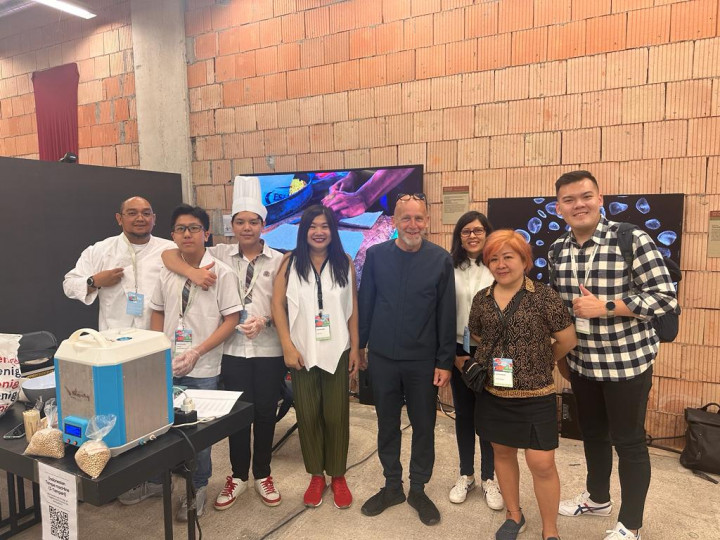 2 Siswa Indonesia Kenalkan Mesin Pengolah Tempe ke Warga Eropa