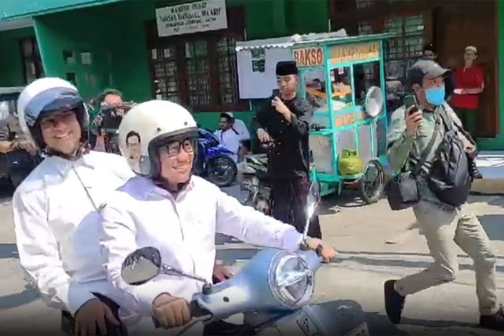 Ke Jombang, Anies-Gus Imin Naik Vespa
