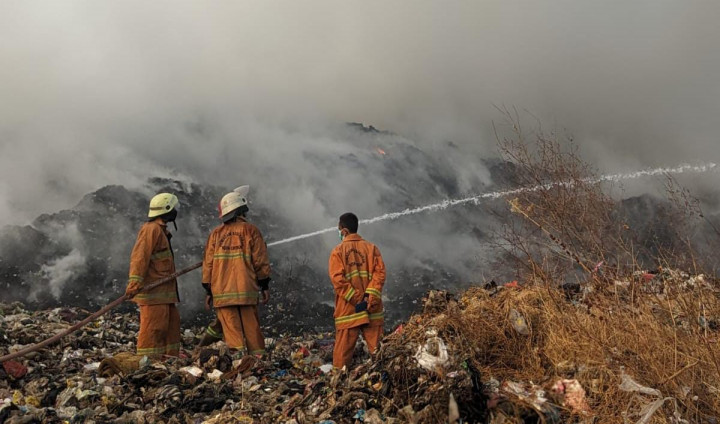 TPA Kopi Luhur Cirebon Kembali Terbakar, Hasilkan Asap Tebal