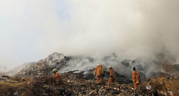 Warga Mengeluh Sesak Napas Dampak TPA Kopi Luhur Terbakar