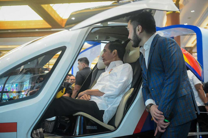 Potret Jokowi Tinjau Pameran Hub Space di JCC