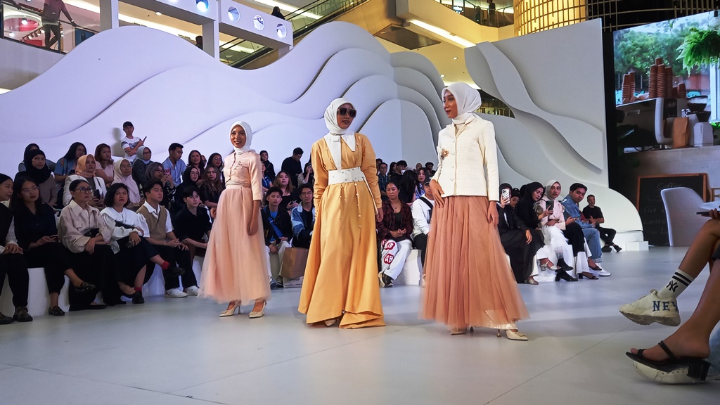 Kolaborasi ini menghadirkan pop-up exhibition yang menampilkan kemeriahan kategori fesyen di TikTok. Dok. Aulia/Medcom
