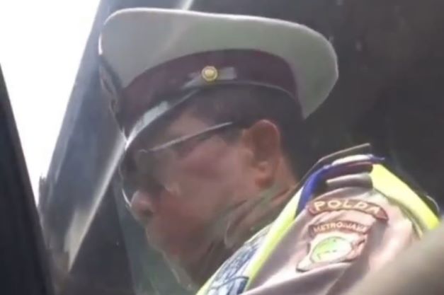 Viral Pria Berseragam Polisi Minta Uang ke Pemobil, Warganet Ikut Curhat Pengalaman Serupa
