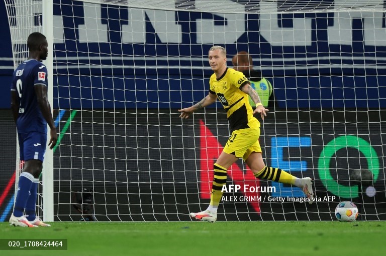 Penyerang Borussia Dortmund, Marco Reus, merayakan golnya ke gawang Hoffenheim (AFP/Alex Grimm)