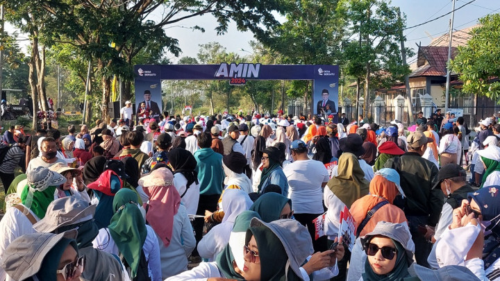 Ribuan Peserta Jalan Sehat Bersama Pasangan AMIN Padati Stadion Si Jalak Harupat