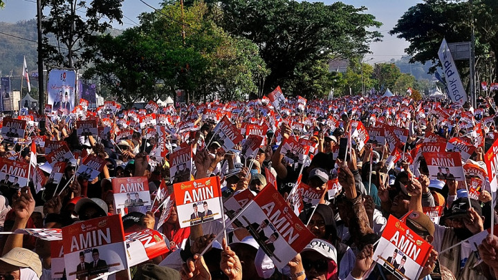 Gema Selawat Puluhan Ribu Peserta Jalan Sehat Sambut Kedatangan Pasangan AMIN