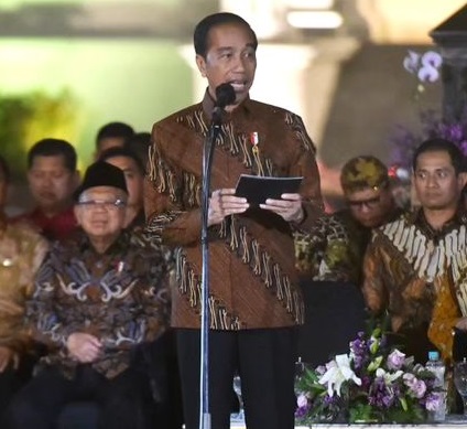 Presiden Jokowi mengenakan batik Parang Slobog dalam acara 'Istana Berbatik' di Depan Istana Merdeka, Jakarta, Minggu (01/10/2023). (Foto: Dok. Instagram/sekretariat.kabinet)