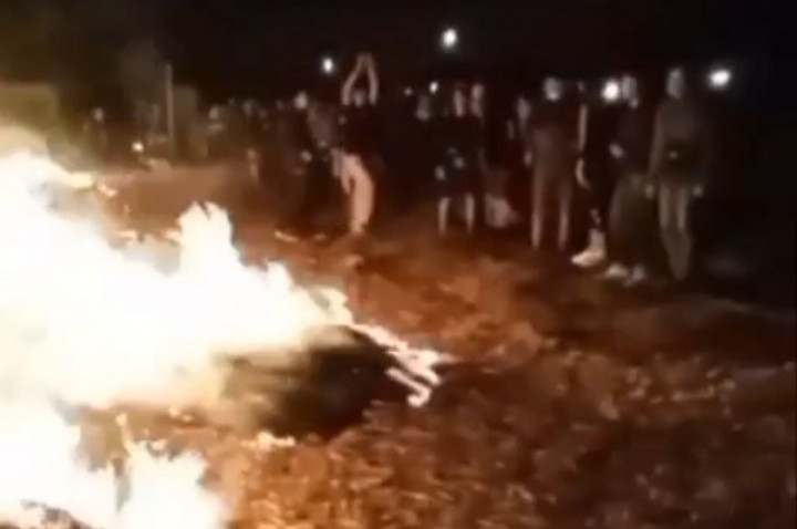 Rumput Stadion Terbakar usai Peringatan Setahun Tragedi Kanjuruhan