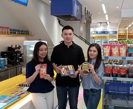Ki-ka: Claudya Febriani, Toby Tandra dan Jessinda Tandra saat pembukaan toko pertama Palli Mart di Alam Sutera, Tangerang. (Foto: Dok. Yuni)