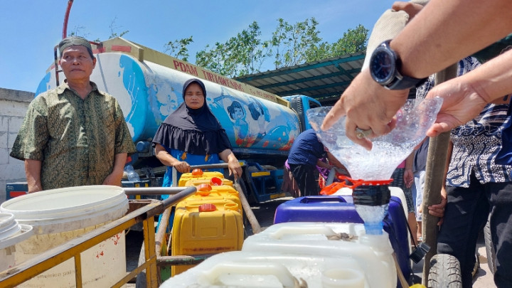 Dampak Kemarau Panjang, Warga Bandung Antre Dapatkan Air Bersih