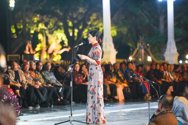 Wamenparekra Angela Tanoesoedibjo mengajak masyarakat untuk terus melestarikan batik. (Foto: Dok. Birkom Kemenparekraf)