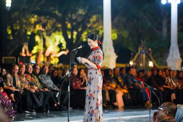 Wamenparekraf dalam acara Istana Berbatik dalam rangka menyemarakkan Hari Batik Nasional 22023. (Foto: Dok. Birkom Kemenparekraf)