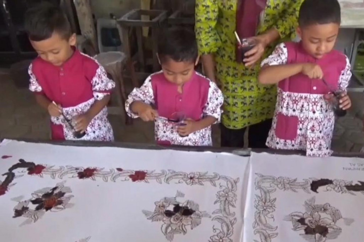 Peringati Hari Batik, Puluhan Siswa di Jombang Belajar Membatik