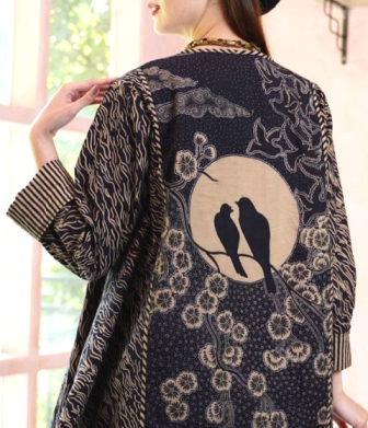 Pengelolaan batik oleh Nona Rara Batik, hubungkan konsumen dengan komunitas pembatik dan penjahit lokal. (Foto: Dok. Nona Rara Batik)
