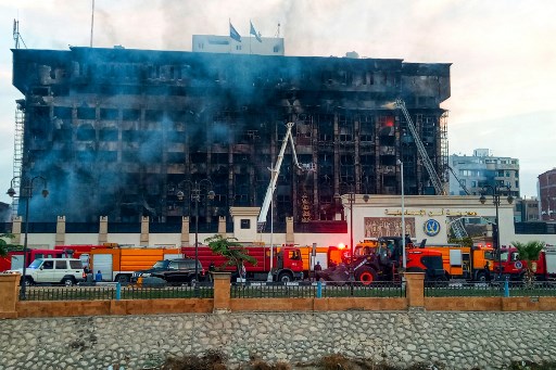 Markas polisi Mesir di Ismailia hangus dilalap api. Foto: AFP