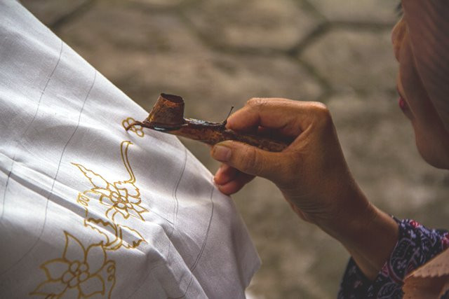 Corak ragam batik yang mengandung penuh makna dan filosofi, mari tahu lebih jauh di Hari Batik Nasional. (Foto: Ilustrasi/Dok. Unsplash.com)