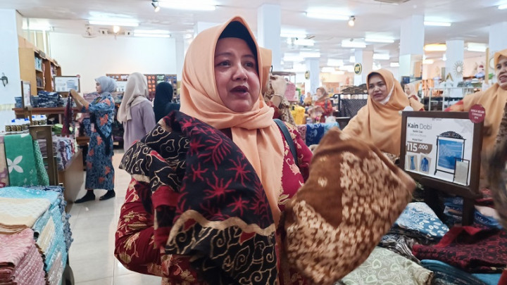 Sentra Batik di Cirebon Diserbu Pengunjung saat Hari Batik