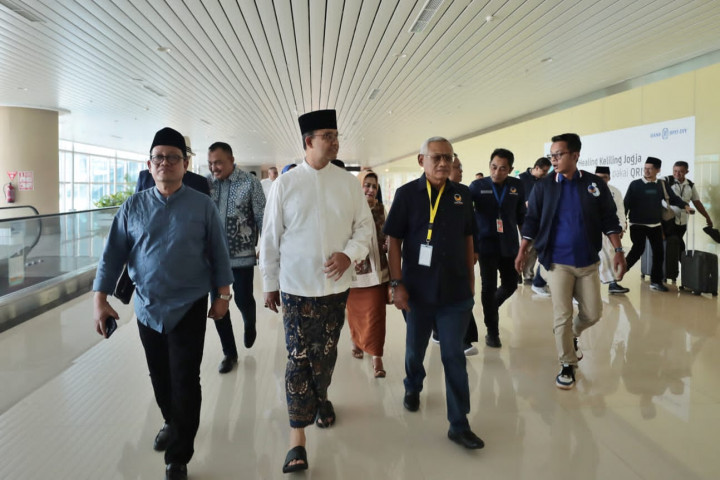 Rayakan Hari Batik Nasional, Anies Baswedan Kenakan Sarung Motif Wahyu Tumurun