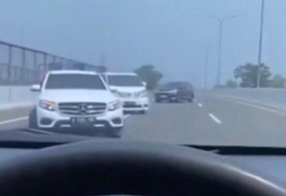 Rombongan Mobil Mewah Lawan Arah di Tol Desari, Netizen: Mobil Elit Otak Sulit