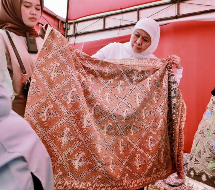 Khofifah Terbitkan Edaran ASN Wajib Pakai Batik Setiap Hari Batik Nasional