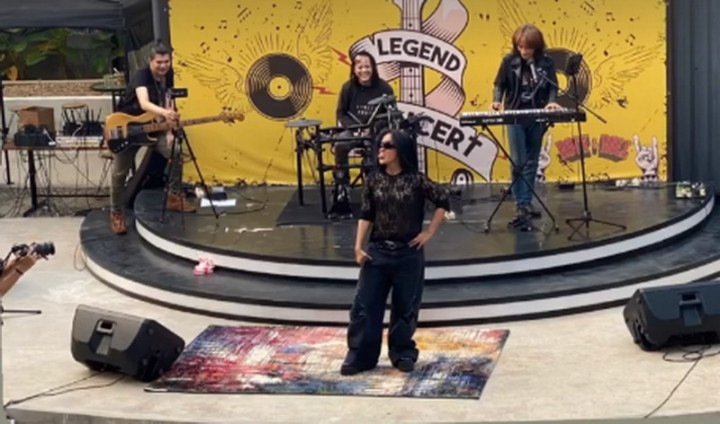 Usia 60 Tahun, Atiek CB Masih Sajikan Aksi Energik Hingga Tiduran di Panggung