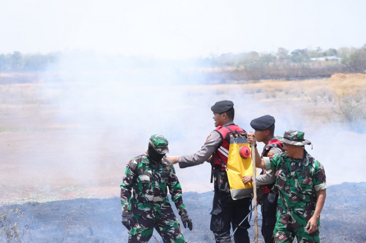 Kebakaran Lahan di Area BIJB Dipastikan Tak Ganggu Aktivitas Bandara
