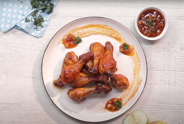 Drumstick Apple Sauce, Potongan Paha Ayam Ditaburi Saus Apel